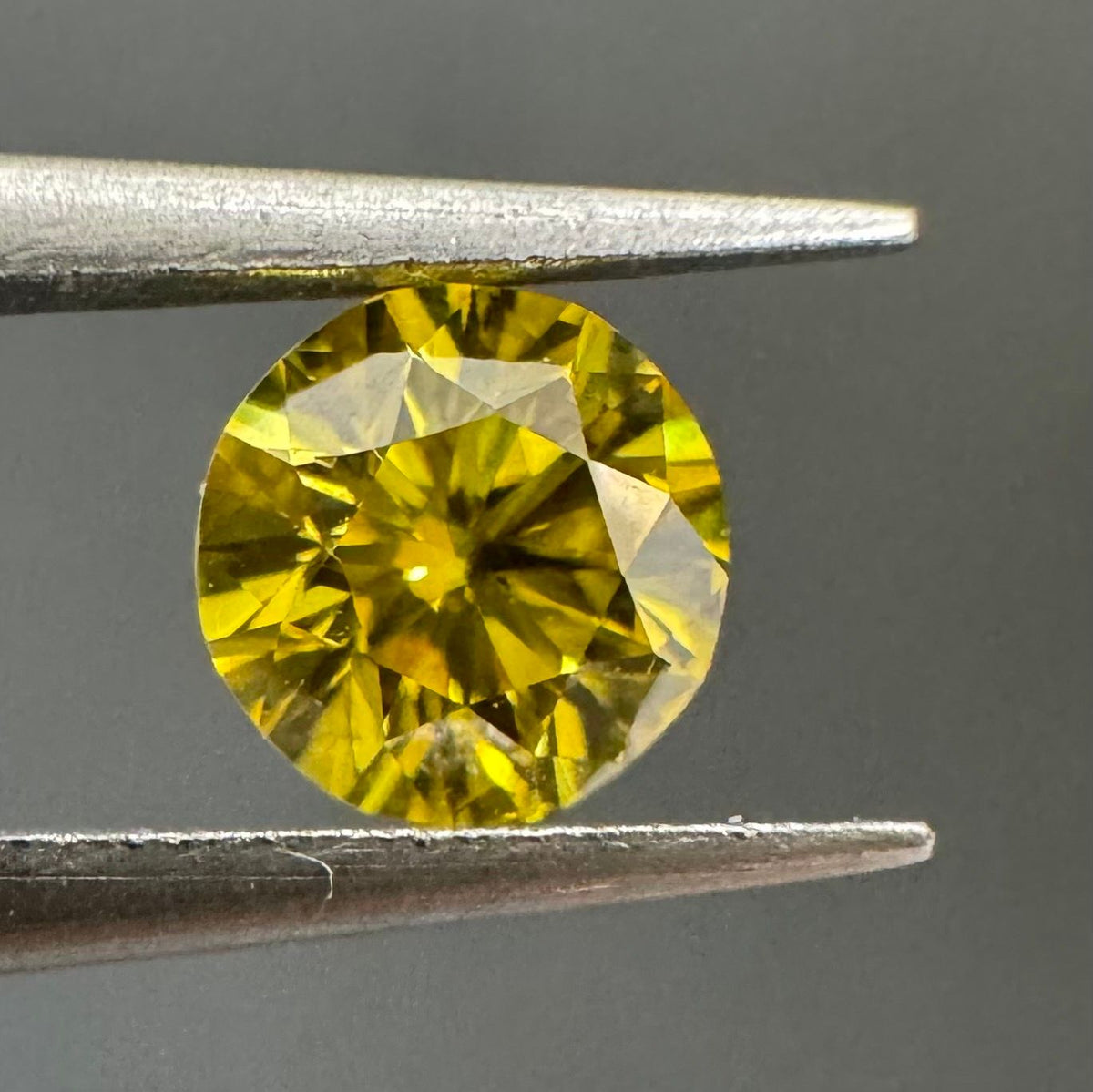Round Fancy Vivid Yellow Natural Diamond 0.23ct VS2 loose diamond