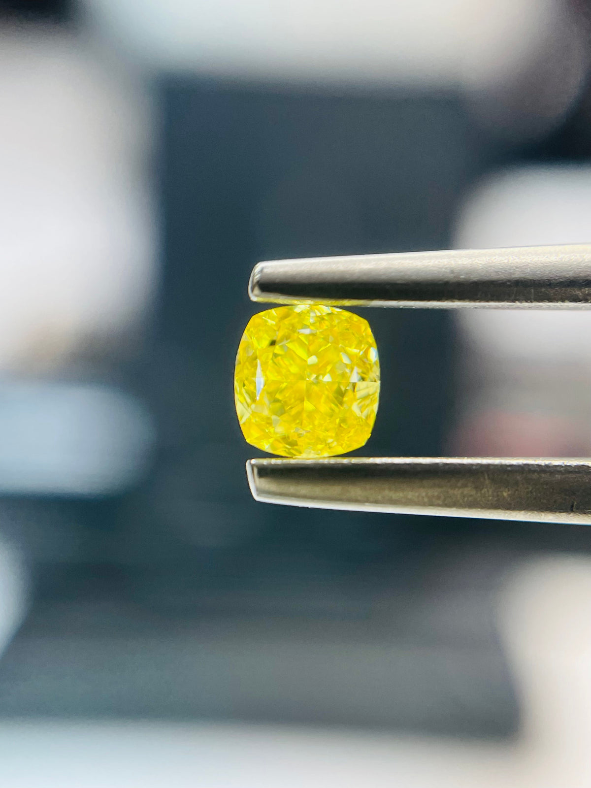 Cushion Fancy Vivid Yellow Natural Diamond 0.5ct VS2 loose diamond