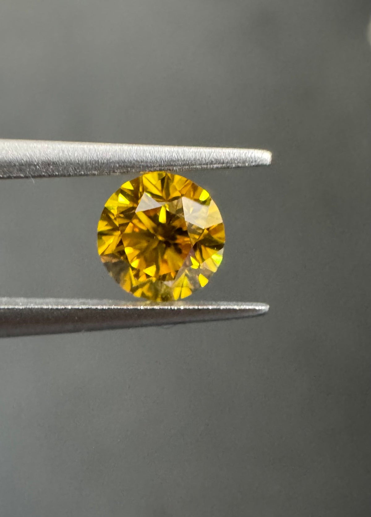 Round Fancy Vivid Orangey Yellow Natural Diamond 0.38ct VS1 loose diamond