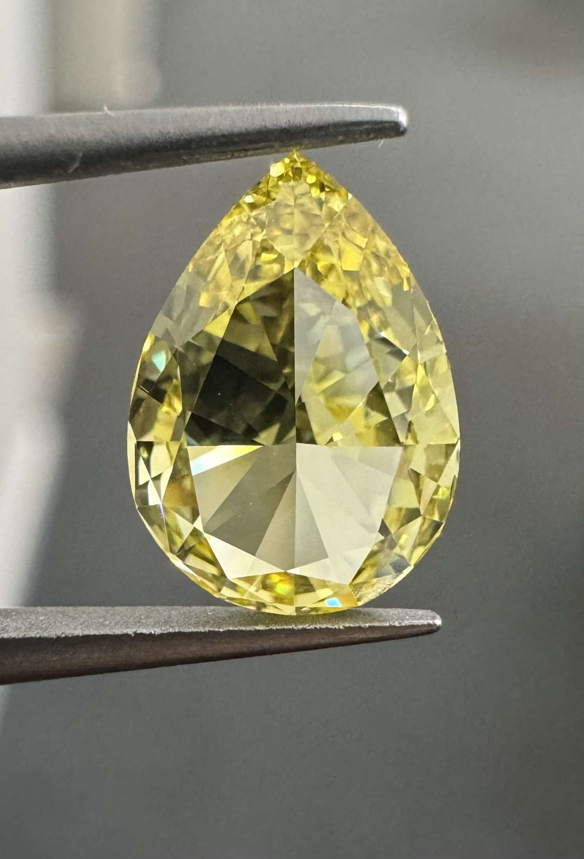 Pear Fancy Vivid Yellow Natural Diamond 1ct VVS2 loose diamond