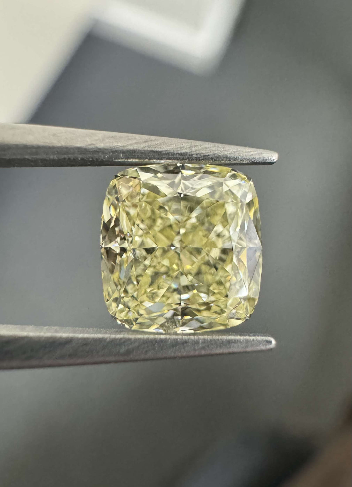 Cushion Fancy Light Yellow Natural Diamond 1.02ct VVS2 loose diamond