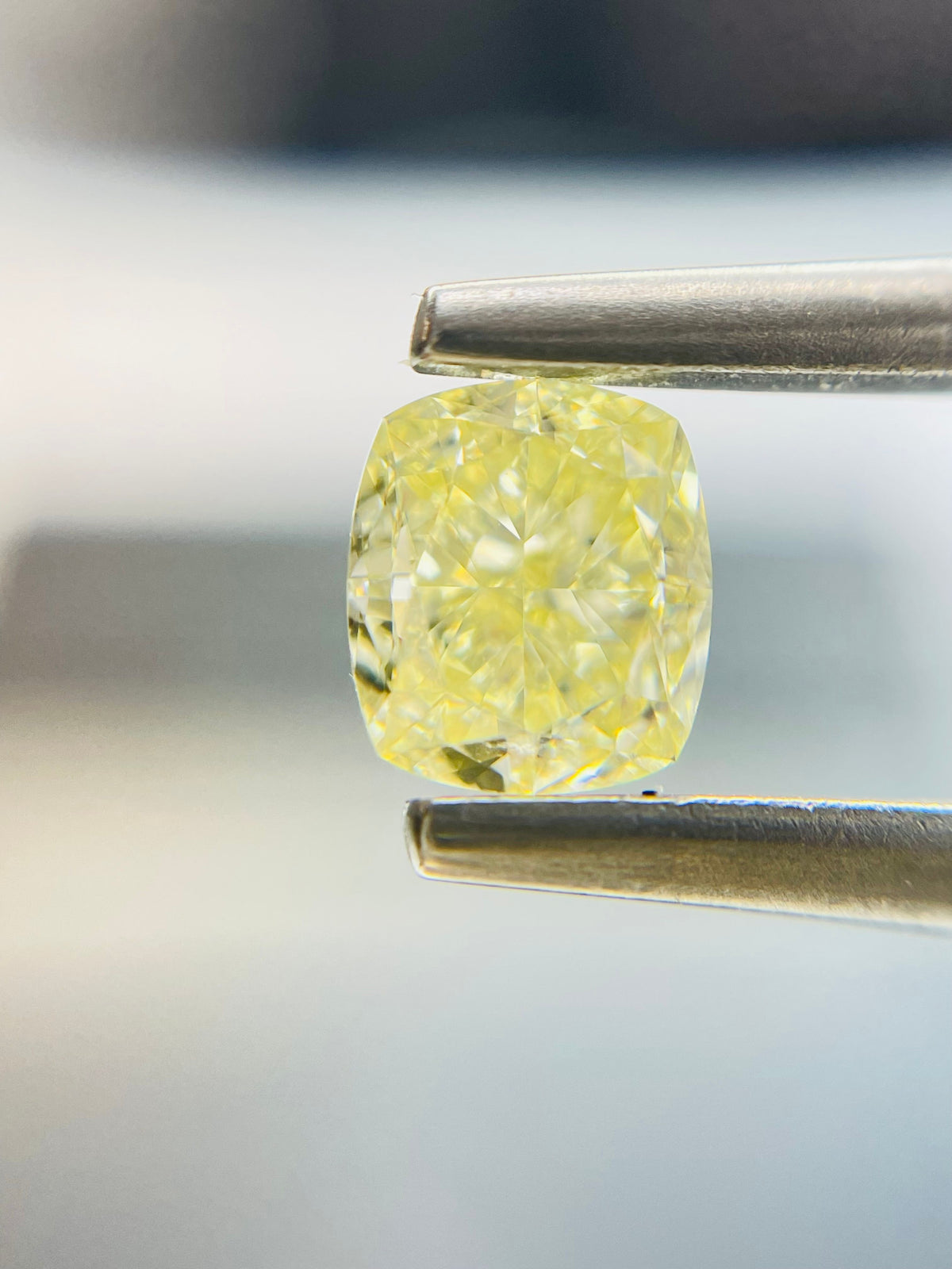 Cushion Fancy Light Yellow Natural Diamond 1ct VVS2 loose diamond