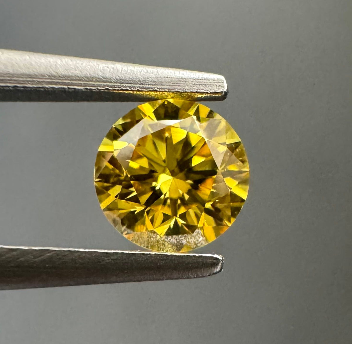Round Fancy Vivid Yellow Natural Diamond 0.19ct VS2 loose diamond
