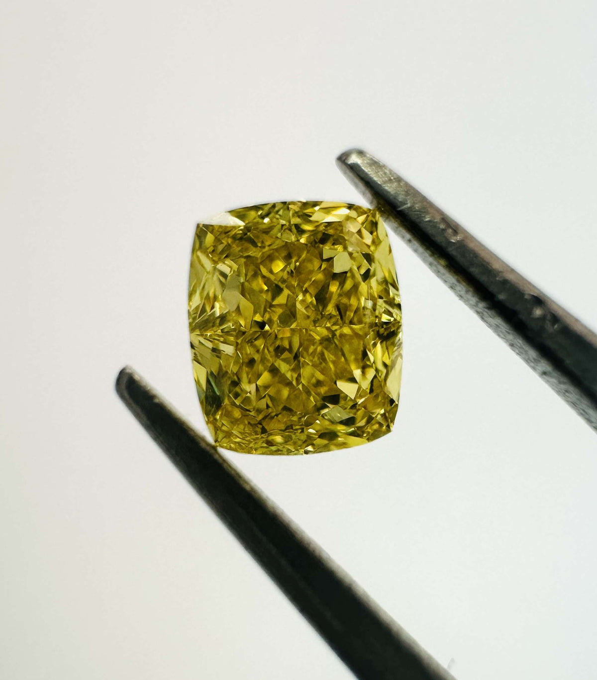 Cushion Fancy Vivid Yellow Natural Diamond 0.6ct VS2 loose diamond