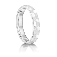 Frosted with Oval Spots finish on a Platinum band